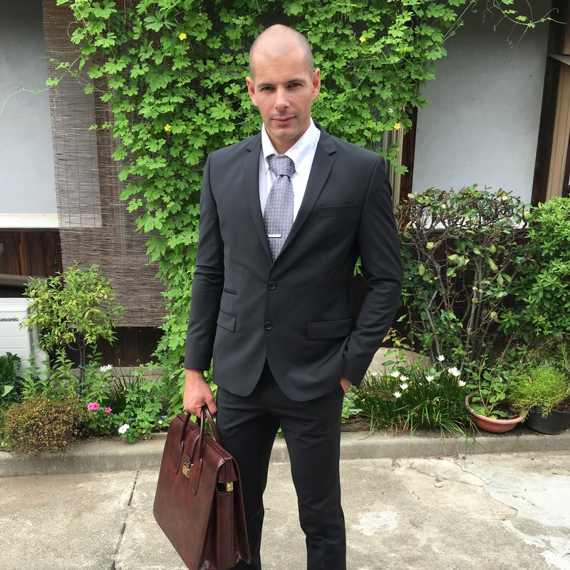 Sébastien, fondateur de Kakehashi, en costume au Japon